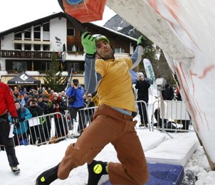 Daniel Andrada in einem der Mixedboulder