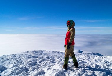 Eine Isolationsjacke mit mehreren Schichten im Zwiebellook hält mitunter besser warm, als eine dicke Daunenjacke © stock.adobe.com / Aleksey 