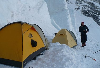 Unser 3.Biwak auf 7300 m Bild: H.Takeuchi
