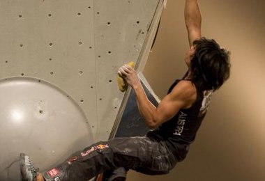 David Lama beim Boulder-Weltcup in Montauban (FRA)