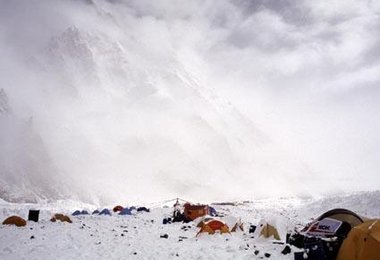 Der K2 zeigt sich nach einer abziehenden Schlechtwetterfront hinter Nebelschleiern.