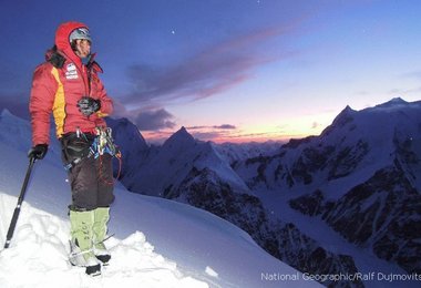 Nach 14 Stunden Aufstieg Gerlinde beim Schaufeln einer Plattform am Platz von Lager II; Kälte und eine fantastische Abendstimmung begleiten uns. Foto © R. Dujmovits