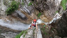 Im Frühsommer rinnt meist etwas mehr Wasser - Rongg-Wasserfall Klettersteig