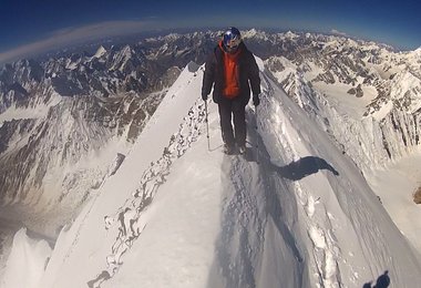 David auf dem Gipfelgrat (c) David Lama