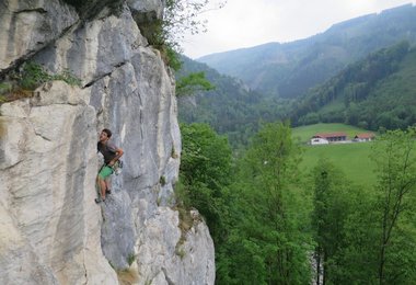 In einer der vielen gut gesicherten Routen an der Weißensteinerwand