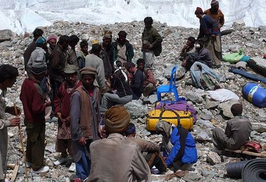 Beim Auszahlen der Träger im Basecamp