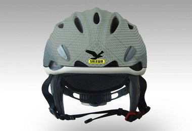 Der neue SALEWA Helm Xenon : Sportklettern, Bergsteigen, Mountainbiken, Ski Fahren und Snowboarden. Zudem besitzt der Xenon als erster Multifunktionshelm auch eine Zertifizierung für den Einsatz beim Rodeln.