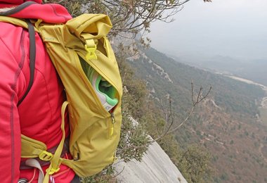 Am letzten Stand der Via Spinello (Placche Zebrate) vor dem Abseiln. Mit dem seitlichen Reißverschluss kommt man schnell an die Schuhe (der Rucksack bleibt am Rücken).