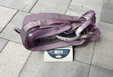 Unser Petzl Selena in Größe M bringt 406 Gramm auf die Briefwaage.