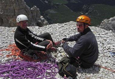 Rast beim Aufstieg auf die Westliche Zinne (Marco links im Bild)