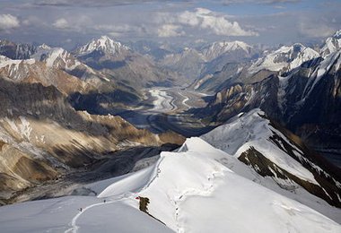 Der flache Südgrat mit Chogo Lungma Gletscher © Hans Thurner