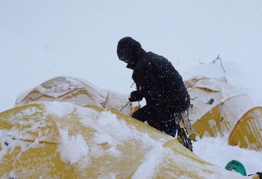 Das Schaufeln auf 6750 m geht los  - 24 Stunden Höhensport