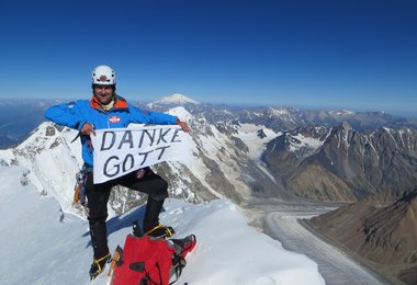 Christan Stangl auf dem Gipfel des Shkhara (c) Archil Badriashvili.