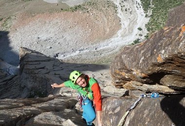 Ausgesetzte Seillänge in der "Italien-Route“ an der Pamir Pyramide (3700m, 13SL, 6b)