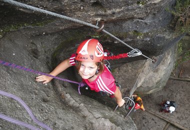 Kind auf dem Klettersteig - zusätzlich mit einem Seil gesichert