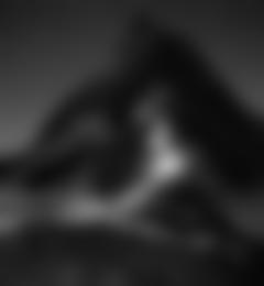 Ohne Stirnlampe geht man kaum noch in die Berge. Erst recht nicht, wenn es früh aufzustehen gilt, wie diese Langzeitaufnahme am Matterhorn zeigt: Hunderte Gipfelaspiranten erhellen den Grat.