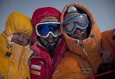 Simone Moro, Denis Urubko und Cory Richards auf dem Gipfel des G II