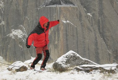 Slacklining im Blizzard © Dodo Kobold