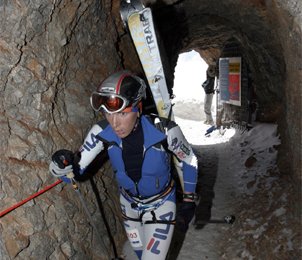 Durchgang durch den Koppenkarstein- Stollen während des Dachstein Xtreme 2006. Ein ewahrscheinlich einzigartige Passage bei derartigen rennen auf der ganzen Welt!. Foto: Hubert Hager, Molln