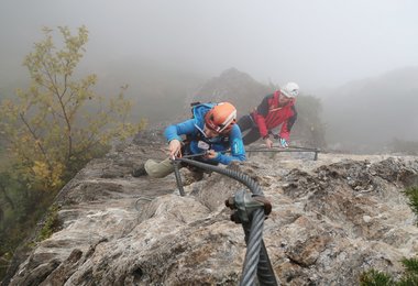Unter dem wachsamen Auge der Bergrettung am Peter Kofler Klettersteig