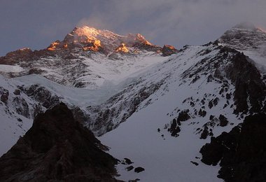 Der K2 im Morgenlicht mit dem Pfeiler der Cesen-Route rechts im Bild