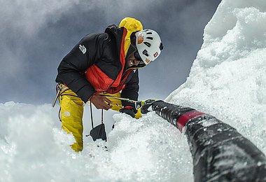 Hansjörg Auer gelingt Solo-Erstbegehung am Lupghar Sar West (Foto: Hansjörg Auer)