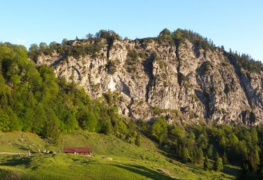 Die Wand mit den Klettersteigen bei der Ottenalm