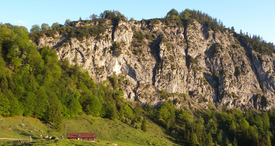 Die Wand mit den Klettersteigen bei der Ottenalm