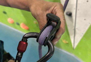 Das Seil wird beim Ocun Bow von zwei dünnen Stegen am Karabiner geführt.