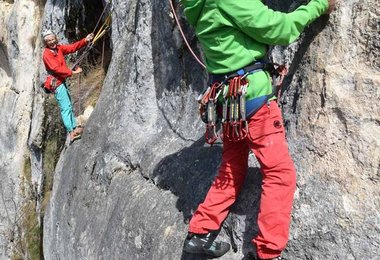 Der 96-jährige Schweizer Bergsteiger Marcel Remy in den Kletterfelsen von Saint-Loup (Route 5c), nördlich von Lausanne