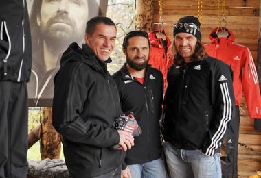 Rolf Reinschmidt (Senior Vice President Global Outdoor adidas) mit Alexander und Thomas Huber