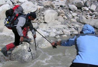 Bachdurchquerung - Bouldern in feuchter Umgebung mit Hilfestellung  Foto: Hirotaka Takeuchi