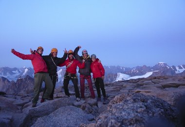Das ganze Team am Südturm des Mt. Asgard, v.l.n.r. Steph, Nico, Sean, Olive und Silvia © Stephane Hanssens