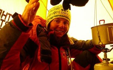 Gerlinde genießt die 2 sturmfreien Qubikmeter unseres Biwakzeltes. Foto: www.amical.de