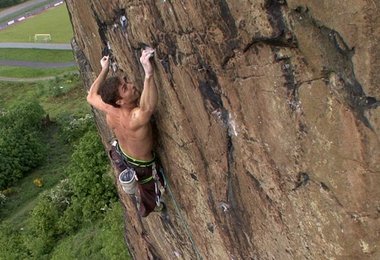 Sonnie Trotter bei einem Versuch von Rhapsody E11. Dumbarton Rock, Scotland. Copyright Hot Aches Images