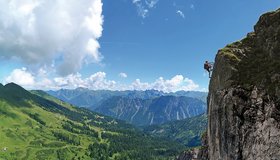 Eine ausgesetzte Ecke am 2 Länder Sportklettersteig (Kanzelwand Klettersteig)