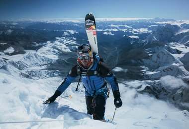 Andrzej Bargiel climbing to the summit of Mount Everest before descending on skis to Everest Base Camp on September 22, 2025. (c) East Studio / Red Bull Content Pool