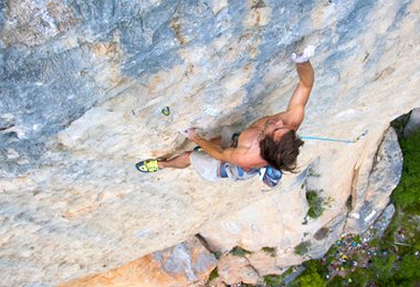 Chris Sharma beim flasch in 80 m Höhe vor der Crux © Sam Blé