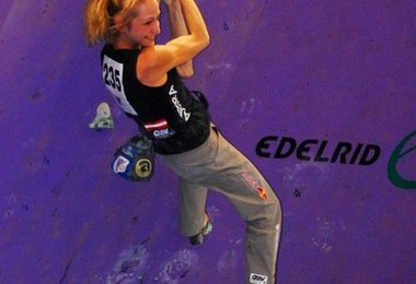 Angela Eiter auch beim Bouldern stark. Foto © ASP Red Bull