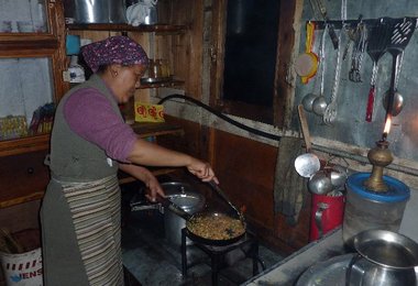 Unsere Sherpa-Gastgeberin bereitet uns ein tolles Abendessen
