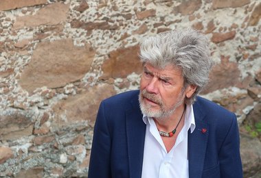 Reinhold Messner bei seiner Einleitungsrede zum Paul Preuß Preis 2023 auf Burg Sigmundskron