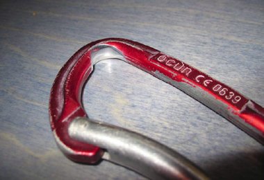 Der Unfallkarabiner mit dem tiefen Einschnitt. Foto: CHS