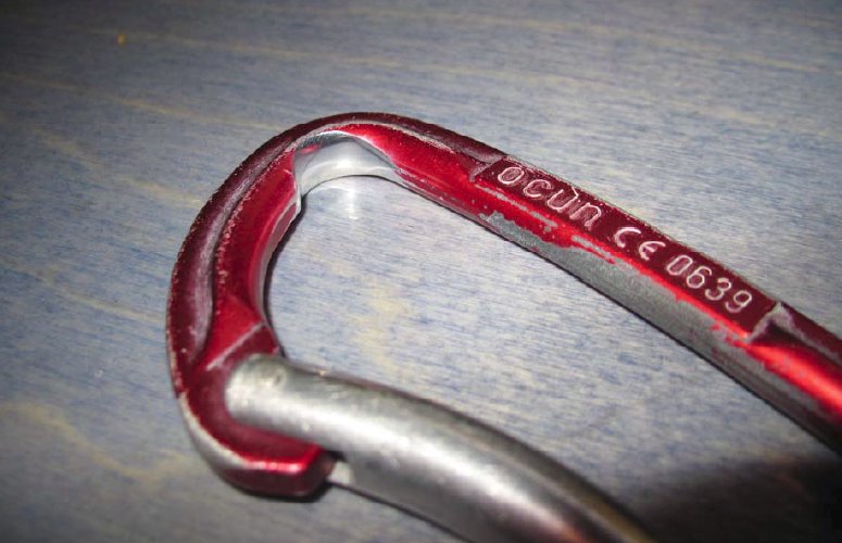 Der Unfallkarabiner mit dem tiefen Einschnitt. Foto: CHS