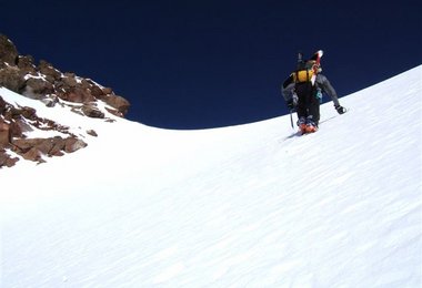 Aufstieg zum Kazbek (5034m) über die Ostrampe. (Foto: Andi Riesner)
