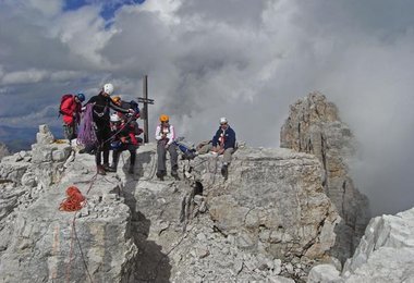 Am 2.973 m hohen Gipfel der Westlichen Zinne (Marco links beim Aufschießen des Seils)