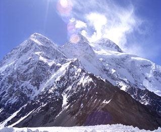 Der sturmumtoste Broad Peak in der Morgensonne vom K2 Basislager an einem der wenigen Tage ohne Wolken.

Alle Fotos © Alfred Schreilechner