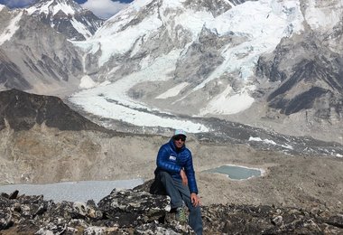 Lukas Furtenbach mit Mount Everest; ©Furtenbach Adventures GmbH