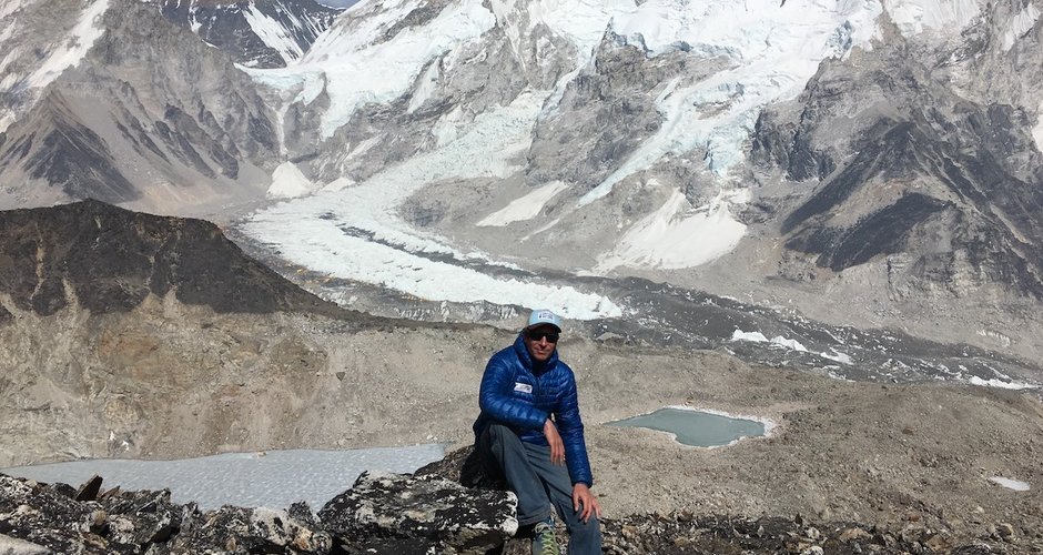  Lukas Furtenbach mit Mount Everest; ©Furtenbach Adventures GmbH
