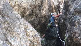 Im Kamin der vierten Seillänge - Paznaunerweg am Engelkarturm.