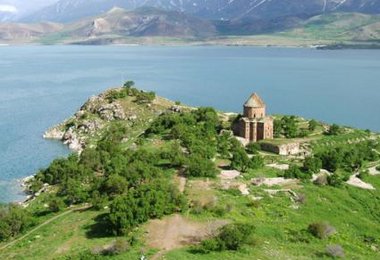 Auf der Insel im Van-See mit der sehr alten und schönen armenischen Kirche